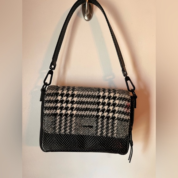Calvin Klein Black and White Shoulder Bag with Houndstooth Pattern - Picture 1 of 3